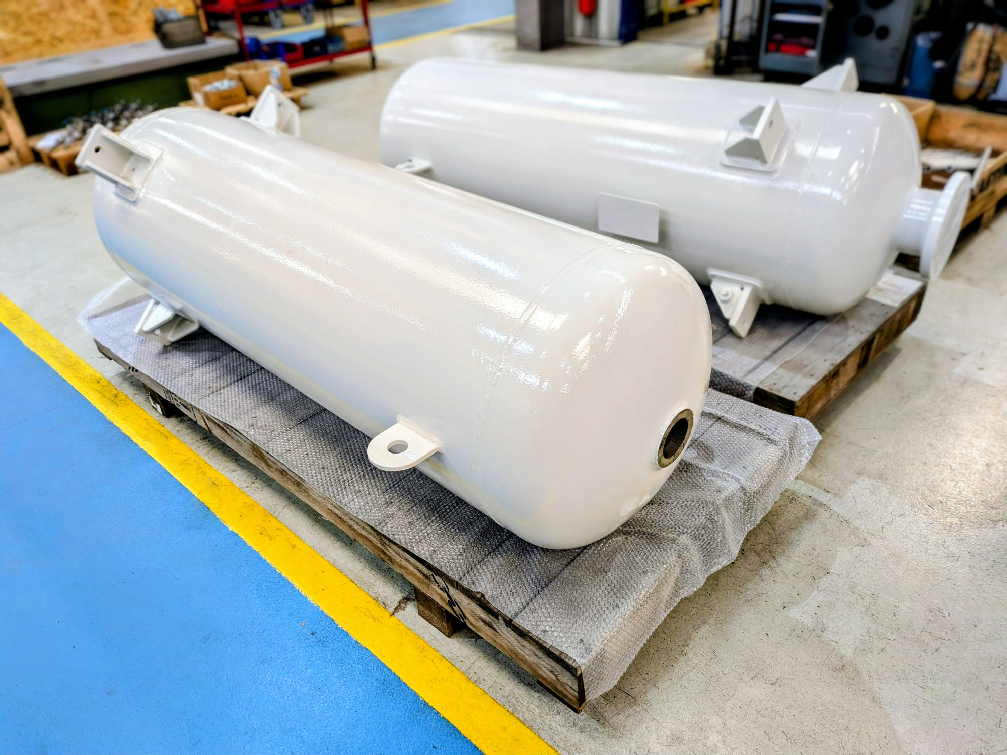 Accumulator for industry mounted on a lube oil console